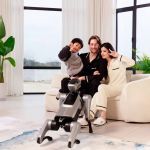 Familie posiert lachend im Wohnzimmer mit Magicdog EDU Roboterhund im Vordergrund