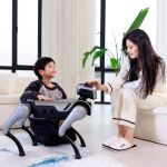 Magicdog EDU Roboterhund im Wohnzimmer, Interaktion mit Kind und Frau in entspannter Atmosphäre