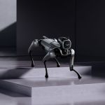 MagicDog EDU Roboterhund mit intelligenter Bewegungstechnologie beim Treppensteigen in moderner Umgebung