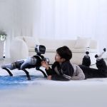 MagicDog Roboterhund interagiert mit Kind im Wohnzimmer für spielerisches Lernerlebnis